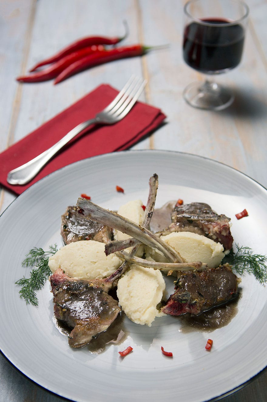 Costolette d'agnello con purè di sedano rapa, servite in una bella composizione