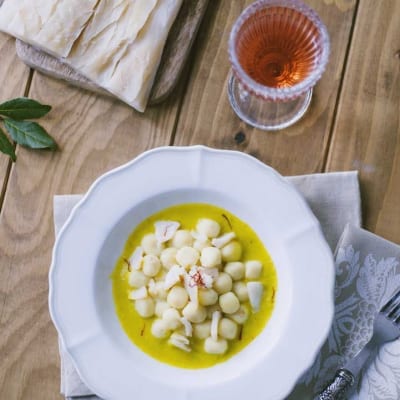 Gnocchetti di baccalà con salsa di cipollotti e zafferano, decorati con zafferano in pistilli