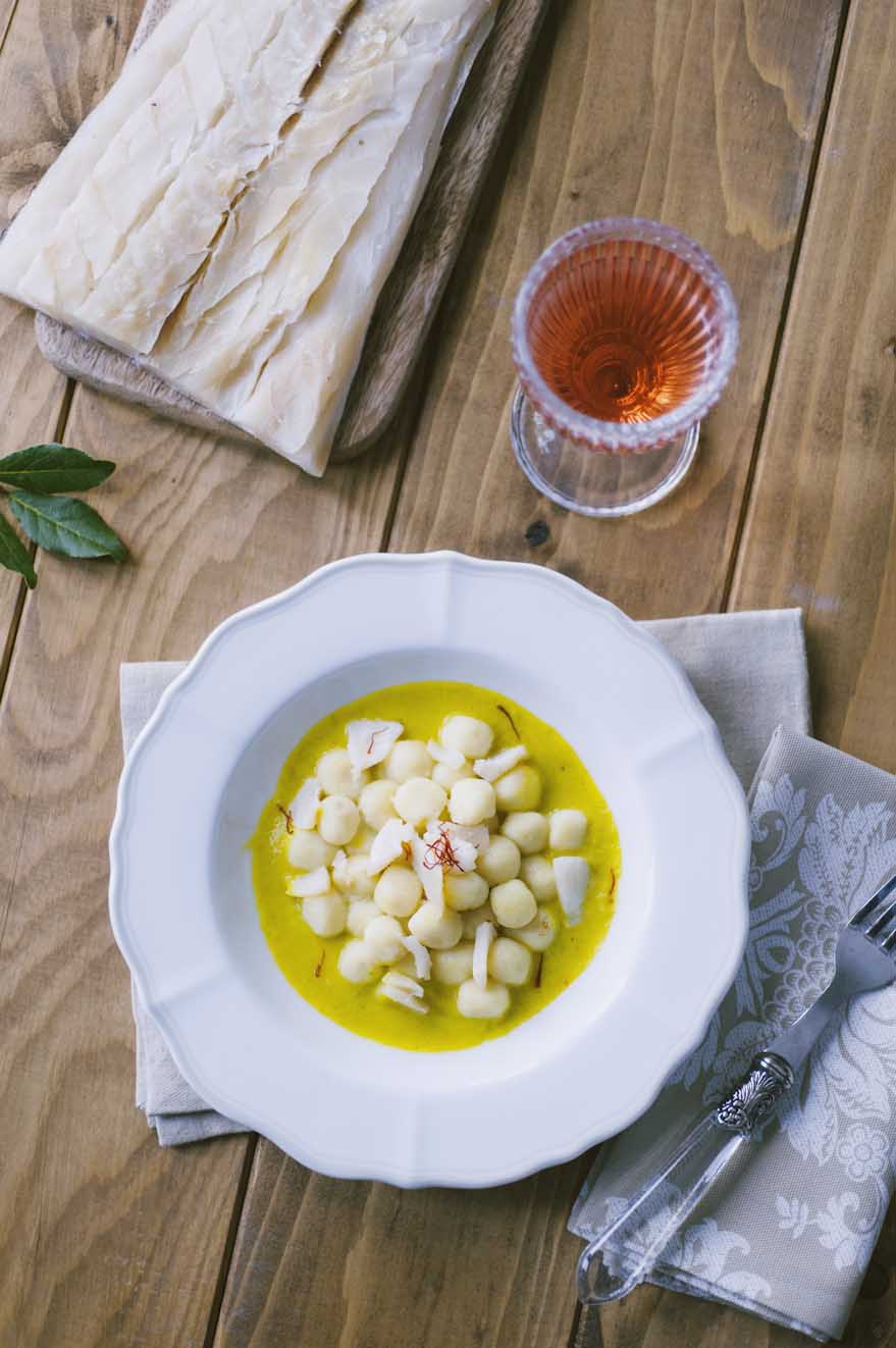 Gnocchetti di baccalà con salsa di cipollotti e zafferano, decorati con zafferano in pistilli