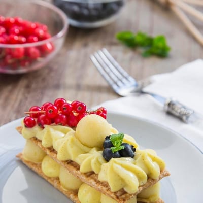 Millefoglie con crema alla vaniglia e mele, decorata con frutti di bosco freschi