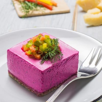 Mini cheesecake alla barbabietola con tartare di verdure, dalla scenografica forma cubica