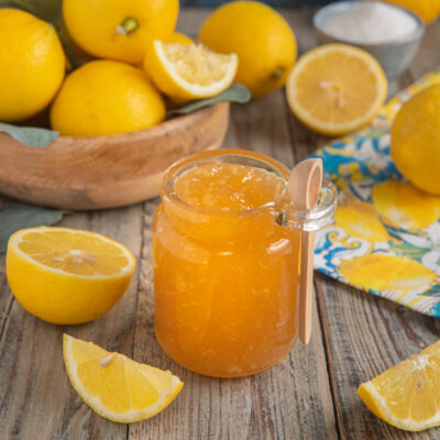 barattolo di vetro con marmellata di limoni e cesta con limoni freschi