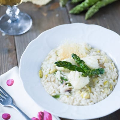 Risotto con asparagi e seppioline impiattato pronto per essere servito