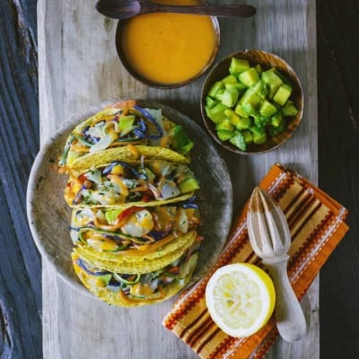 Tacos con stoccafisso e verdure con maionese al pomodoro, un tripudio di colori e sapori