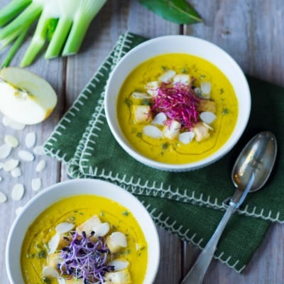 Zuppa di porri, finocchi e mele, servita con mandorle a lamelle e germogli