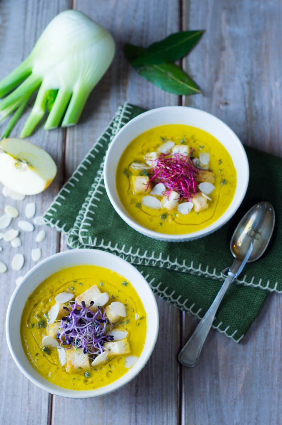 Zuppa di porri, finocchi e mele, servita con mandorle a lamelle e germogli