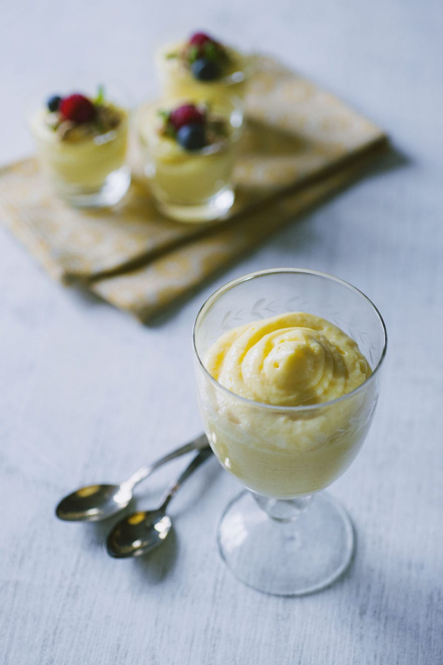 Crema chiboust, servita in una coppetta come dolce al cucchiaio