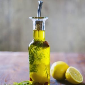 Olio aromatizzato per pesce, conservato in una graziosa bottiglietta