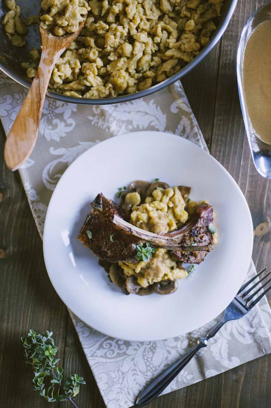 Spatzle con costolette d'agnello e funghi, un piatto unico davvero succulento