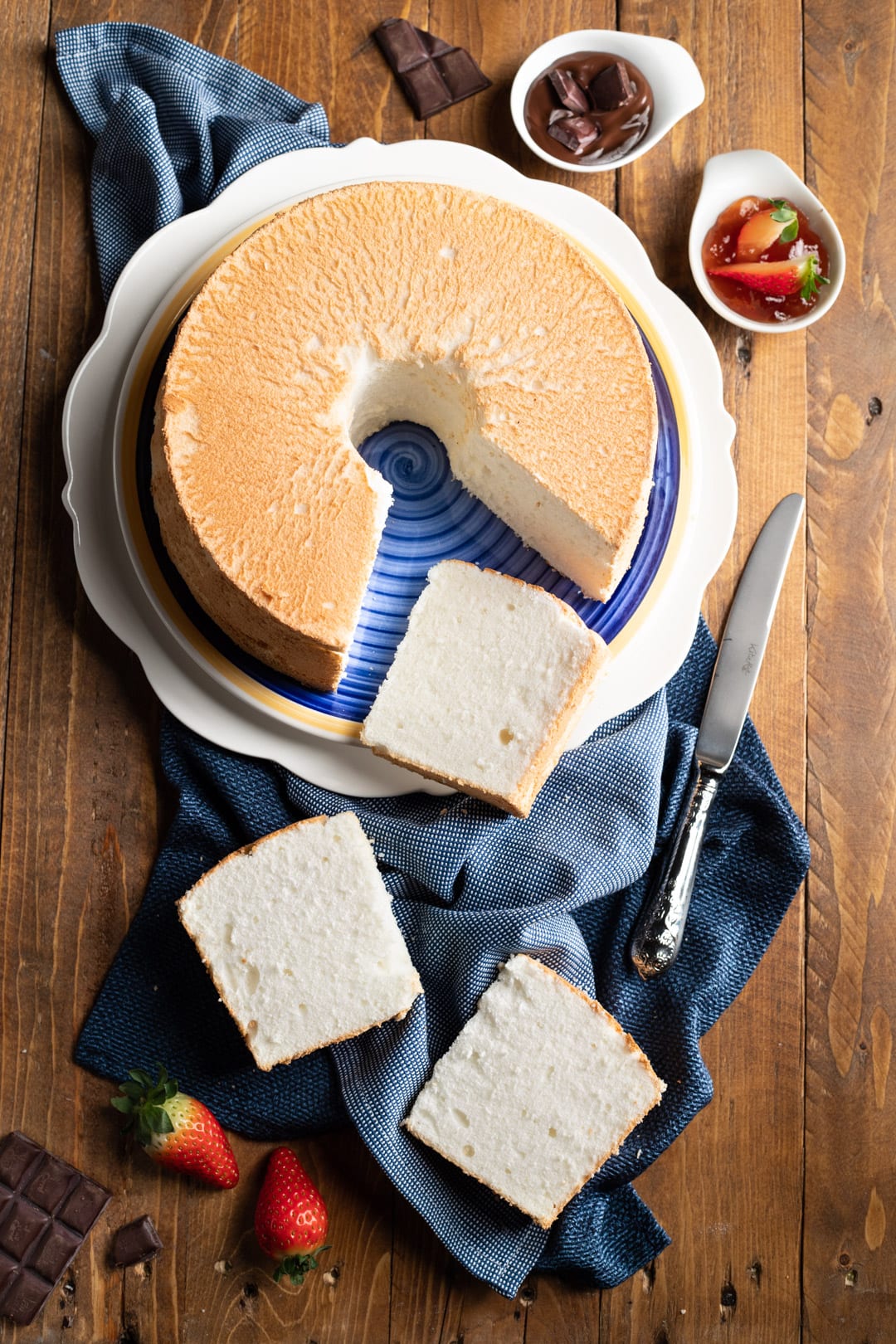 Angel cake , farcita con una delicata crema e fragole fresche