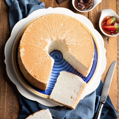 Angel cake , farcita con una delicata crema e fragole fresche