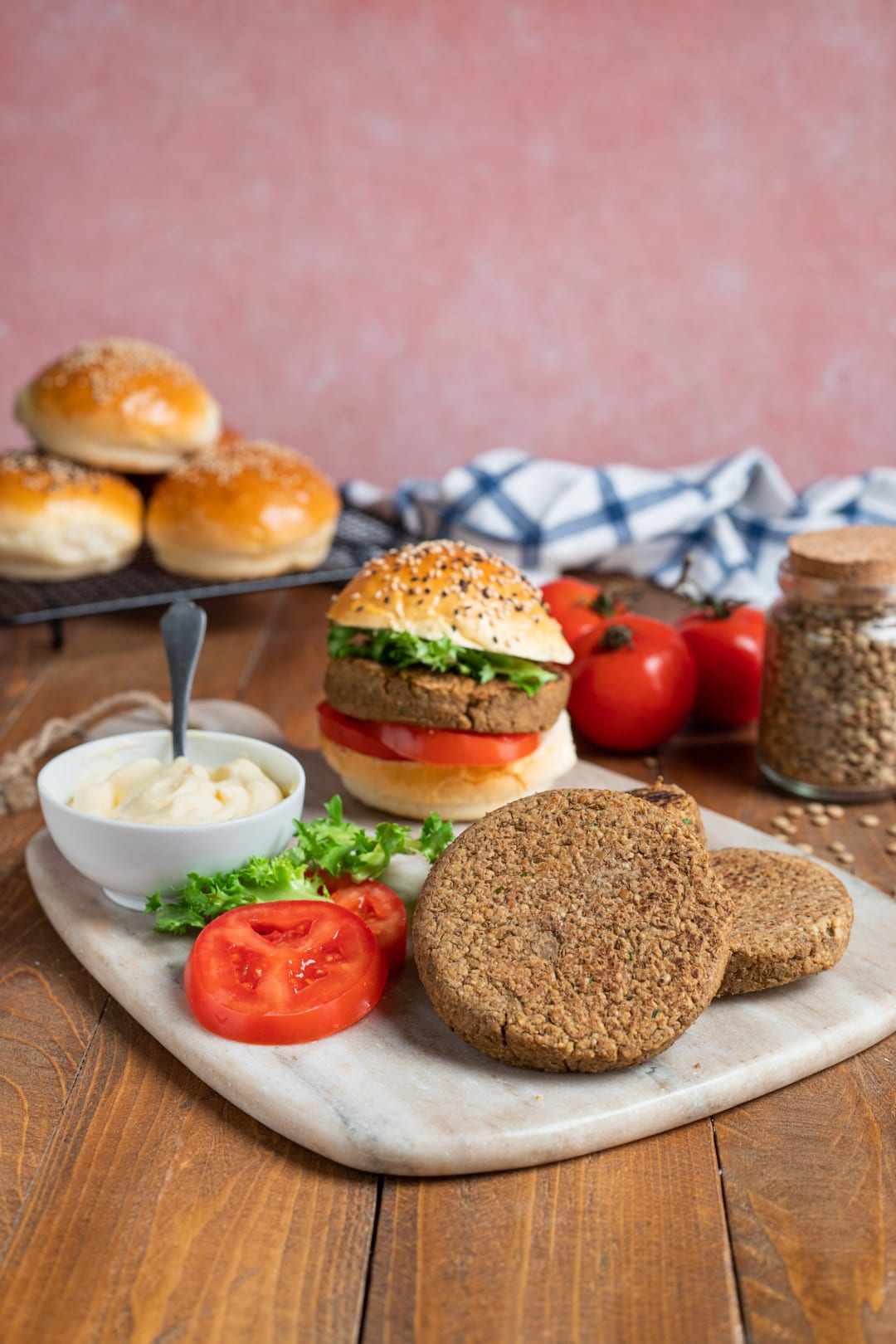 Hamburger di verdure pronto nel piatto con contorno