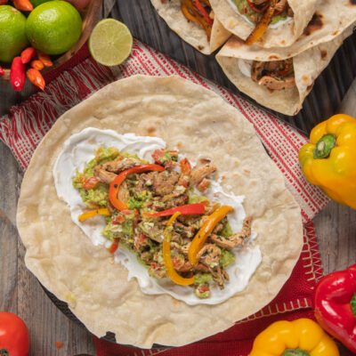 Le fajitas sono un succulento piatto tipico messicano e tex-mex, a base di manzo e pollo marinate e verdure, avvolte nelle tortillas