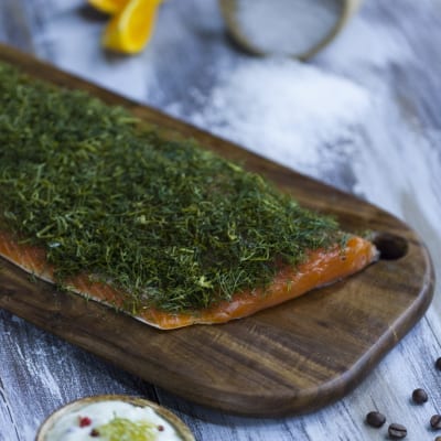 Salmone marinato al sale, accompagnato da una salsa freschissima