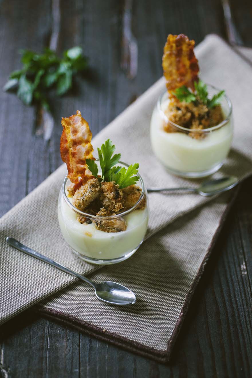 Bicchierini con crema di patate, guanciale e cozze fritte