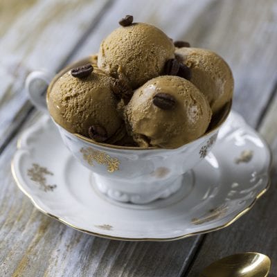 Gelato al caffe con cucchiaino pronto all'assaggio