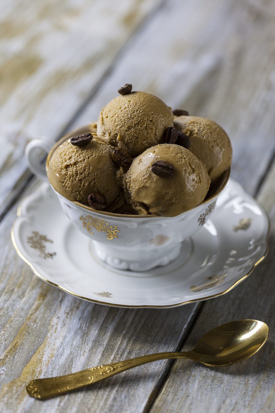 Gelato al caffe con cucchiaino pronto all'assaggio