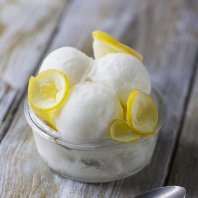 Gelato al limone con cucchiaino pronto all'assaggio