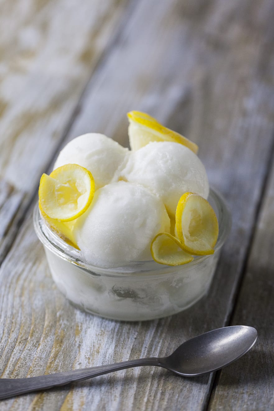 Gelato al limone con cucchiaino pronto all'assaggio