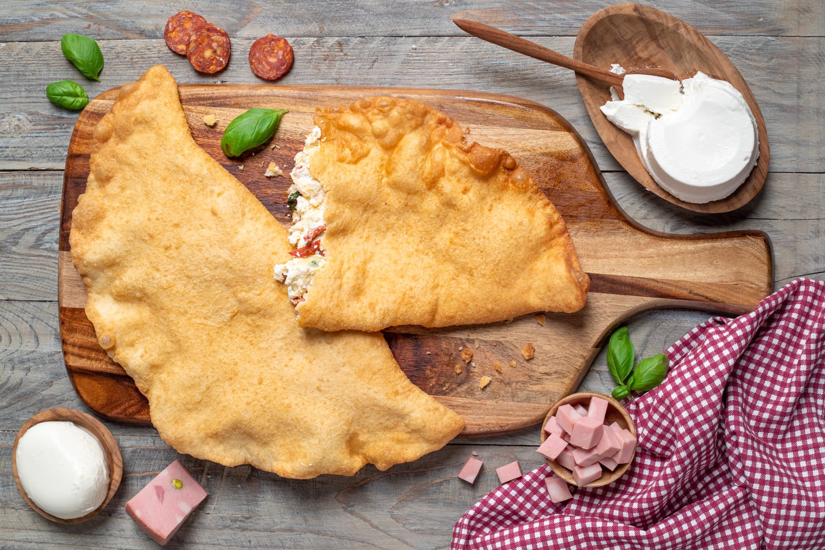 Pizza fritta - Ricetta e ingredienti della famosa pizza napoletana