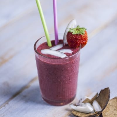 Frullato di frutti di bosco, latte di cocco e menta