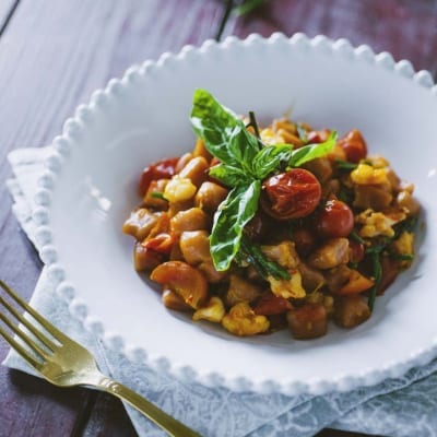 Gnocchetti di barbabietola con gamberi e salicornia, impiattati con basilico fresco