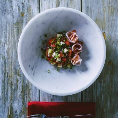 Insalata di anguria, feta e cetrioli, servita con roselline di prosciutto crudo