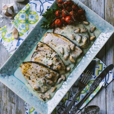 Pesce spada con crema di patate e cozze, servito con pomodorini