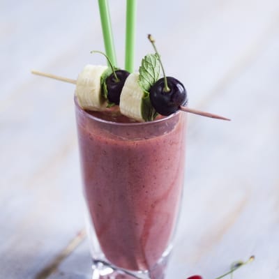 Smoothie di ciliegia, banana e succo di melograno