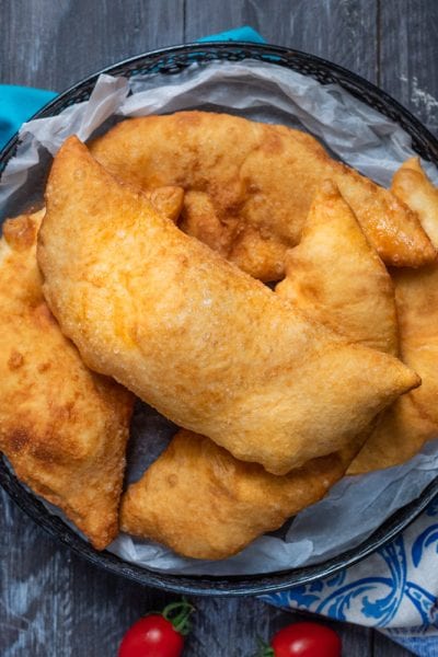 Il calzone fritto è uno street food tipico napoletano, preparato con l'impasto della pizza, farcito con pomodoro e mozzarella e chiuso a mezzaluna prima di essere cotto in olio bollente fino a risultare dorato e croccante
