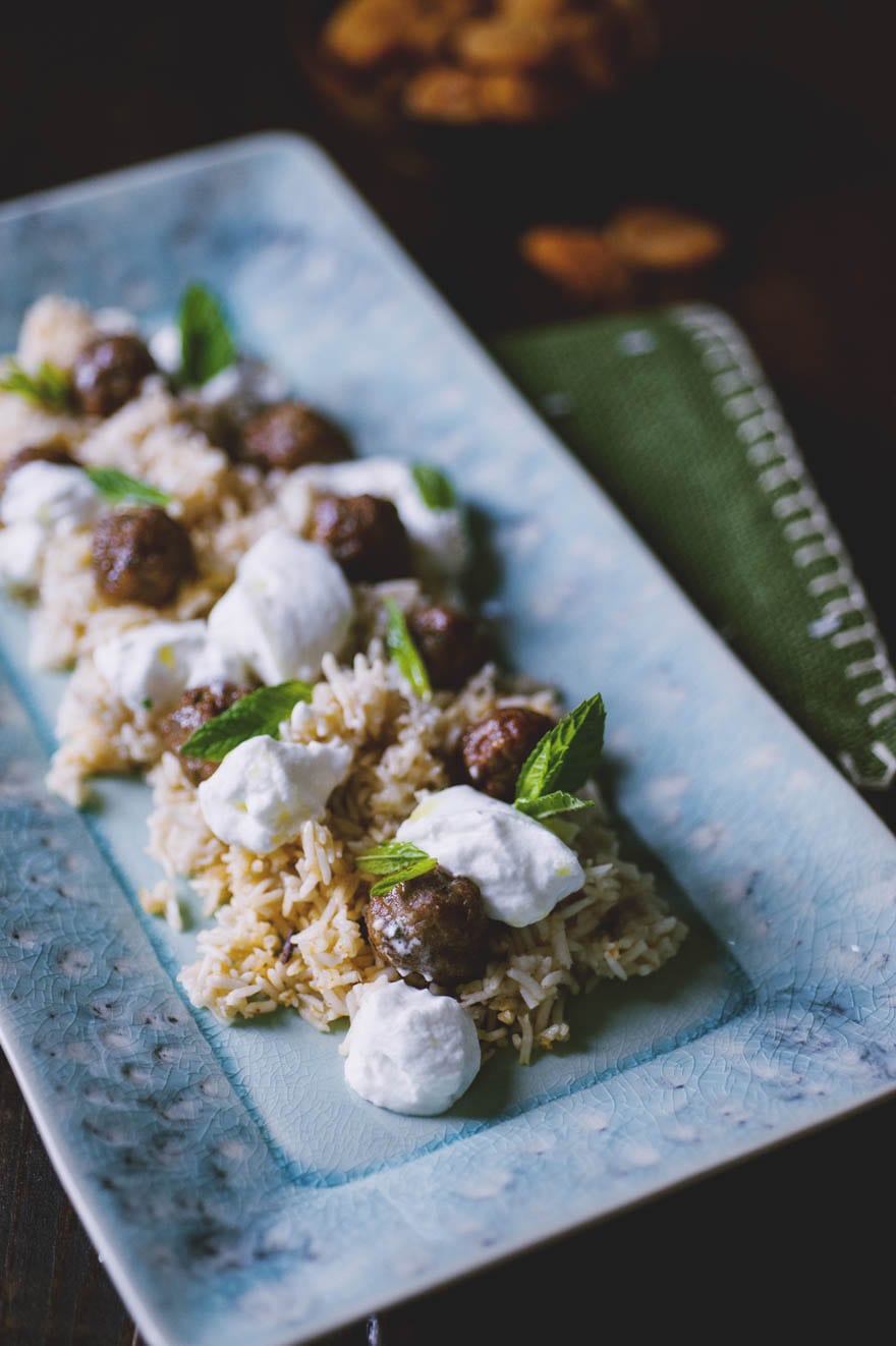 Polpettine di agnello con riso pilaf servite e pronte all'assaggio