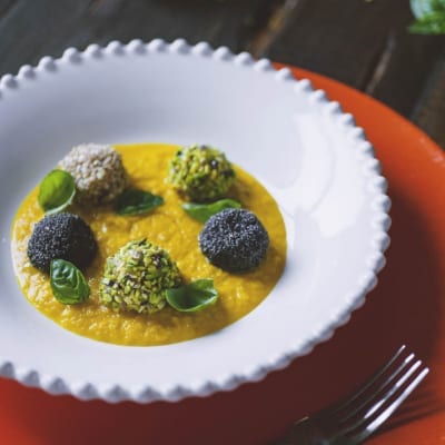 Polpette di gamberi su crema di carote pronte per l'assaggio