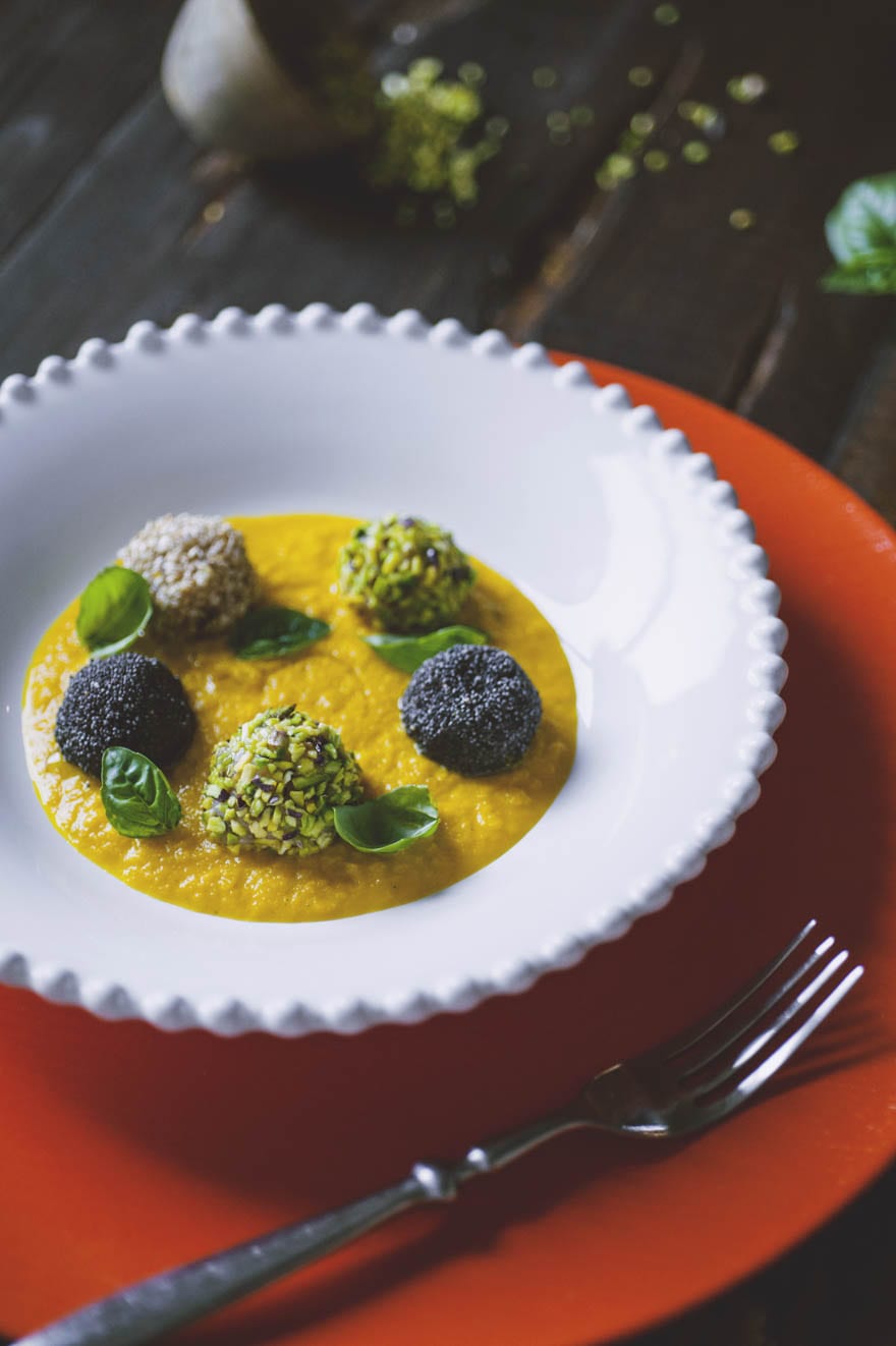 Polpette di gamberi su crema di carote pronte per l'assaggio