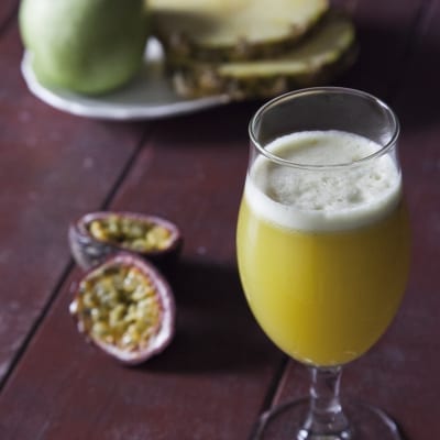 Succo di ananas, mela verde e passion fruit fresco perfetto per la merenda