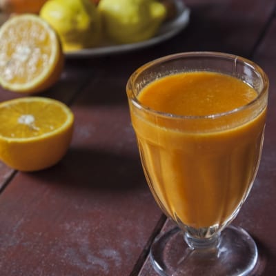 Succo di arancia, carota e limone fresco pronto all'assaggio