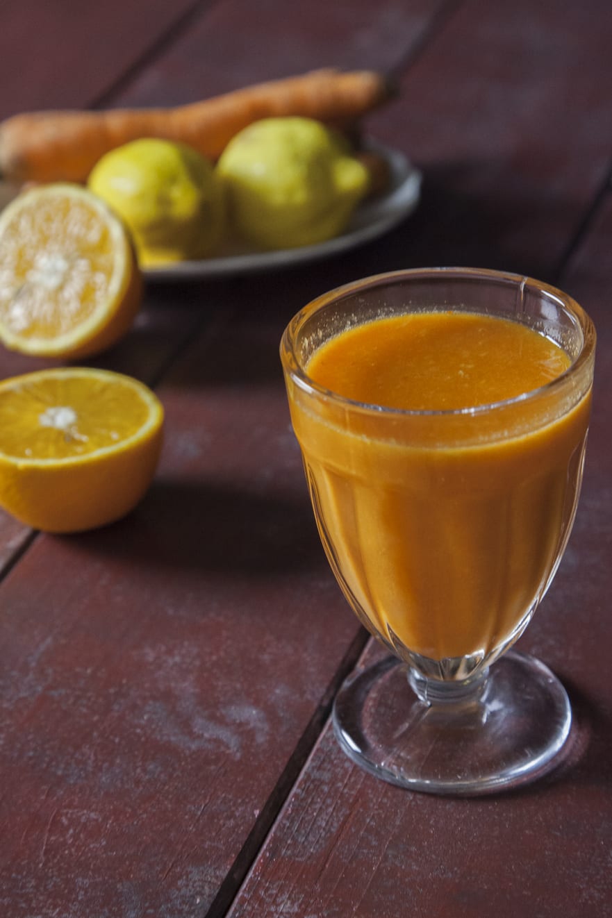 Succo di arancia, carota e limone fresco pronto all'assaggio