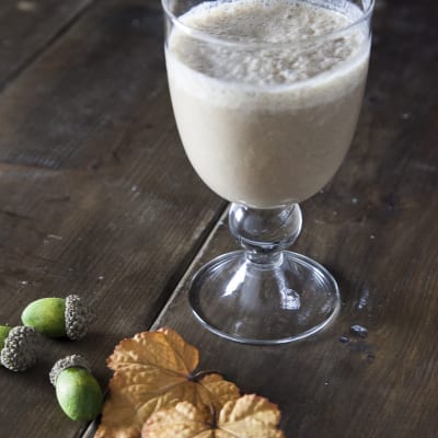 Smoothie di banana, carruba e latte di nocciole