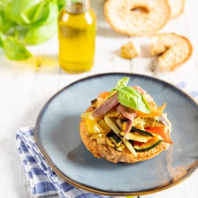 Frisella con caponata di verdure pronta all'assaggio