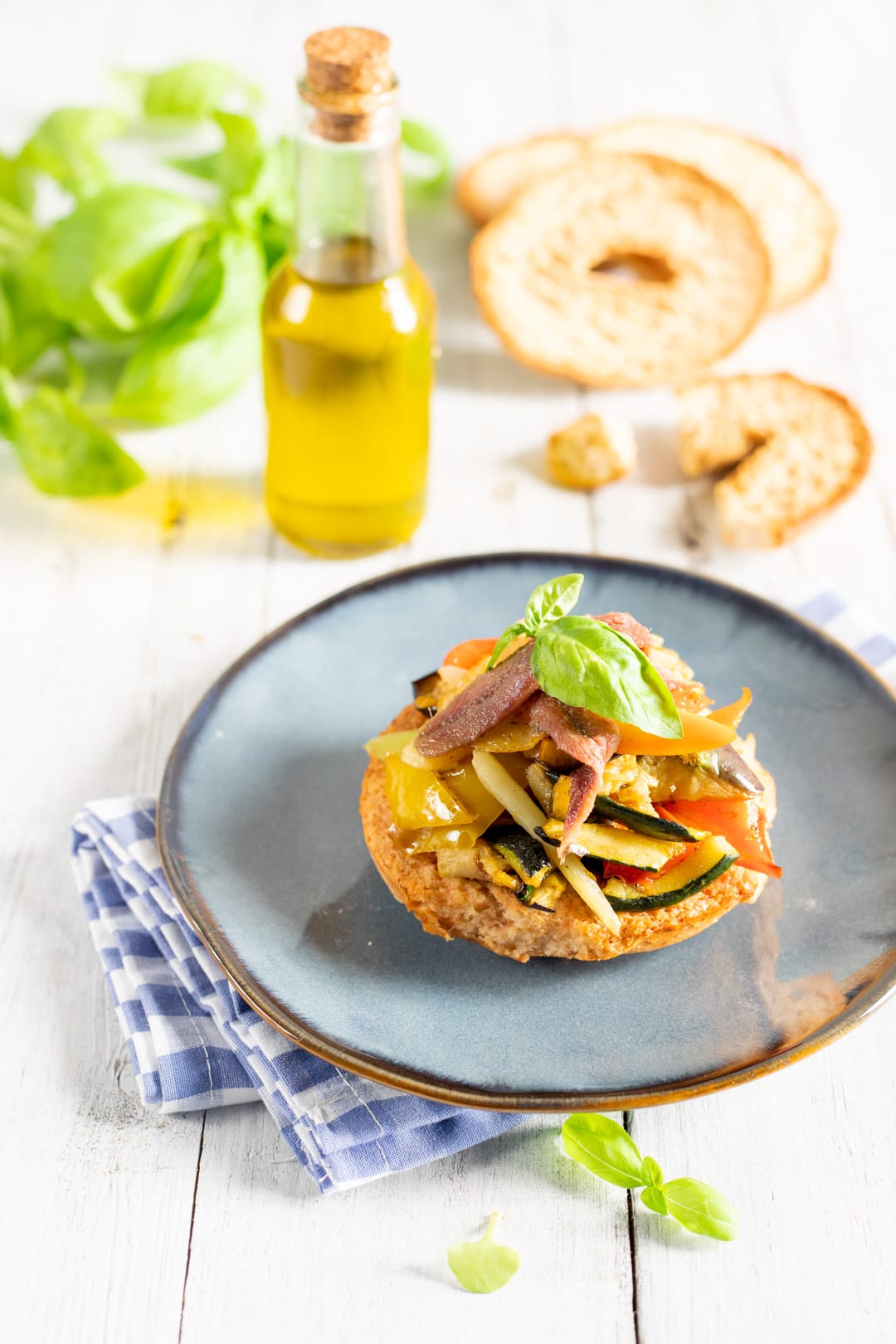 Frisella con caponata di verdure pronta all'assaggio