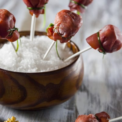 Lollipop di bresaola, caprino e noci su stecco pronti all'assaggio