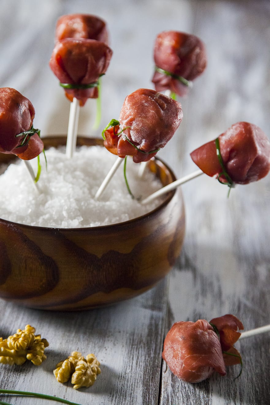 Lollipop di bresaola, caprino e noci su stecco pronti all'assaggio