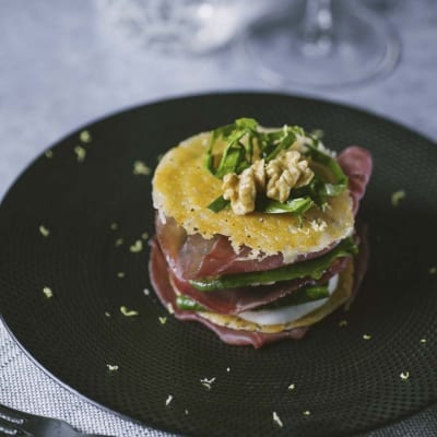 millefoglie di bresaola con formaggio pronto per esser servito