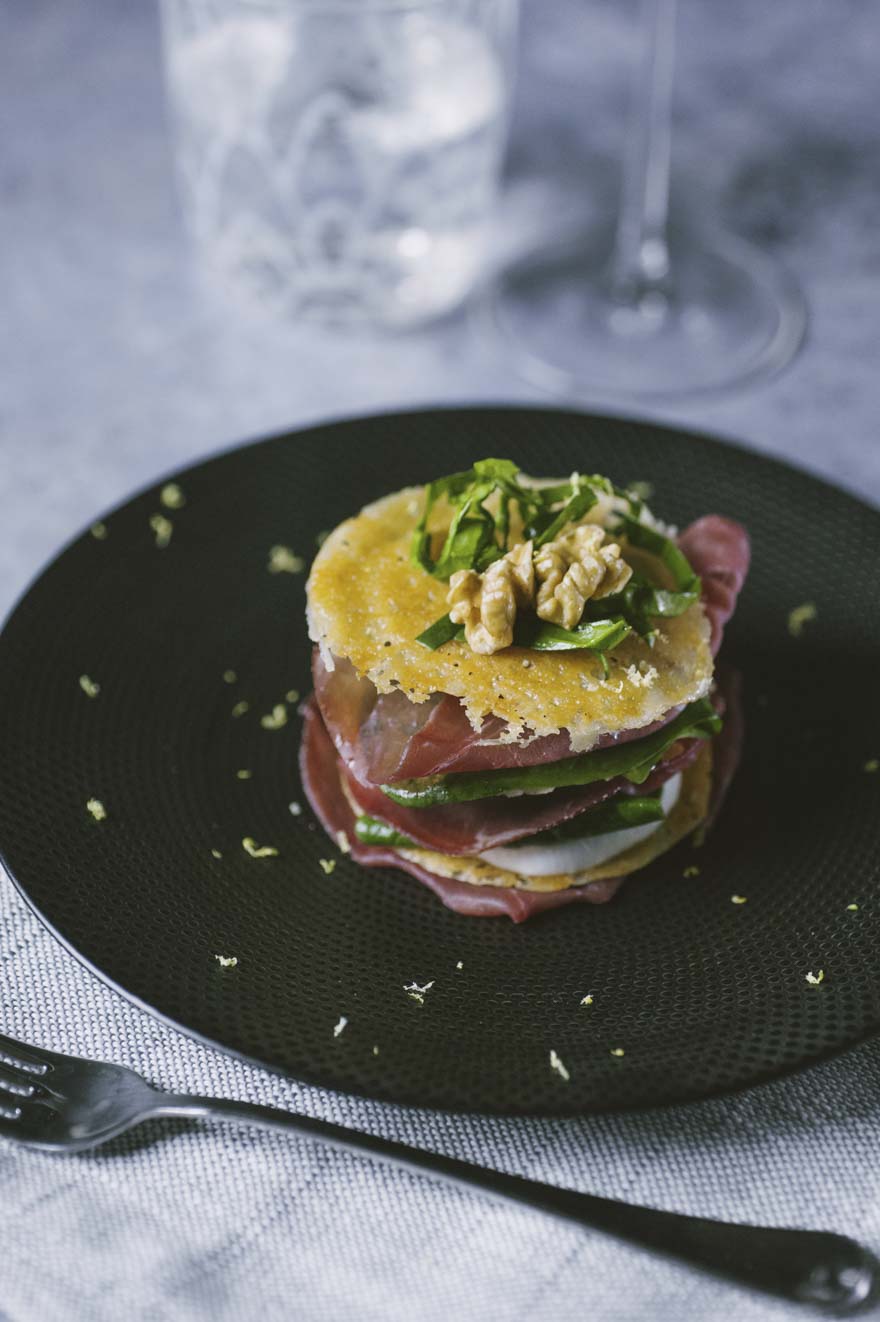 millefoglie di bresaola con formaggio pronto per esser servito