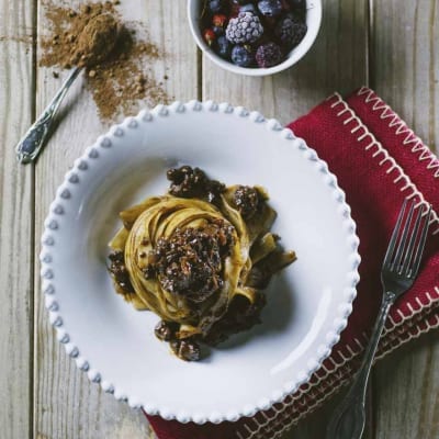 Tagliatelle al ragù di anatra, cacao e frutti rossi