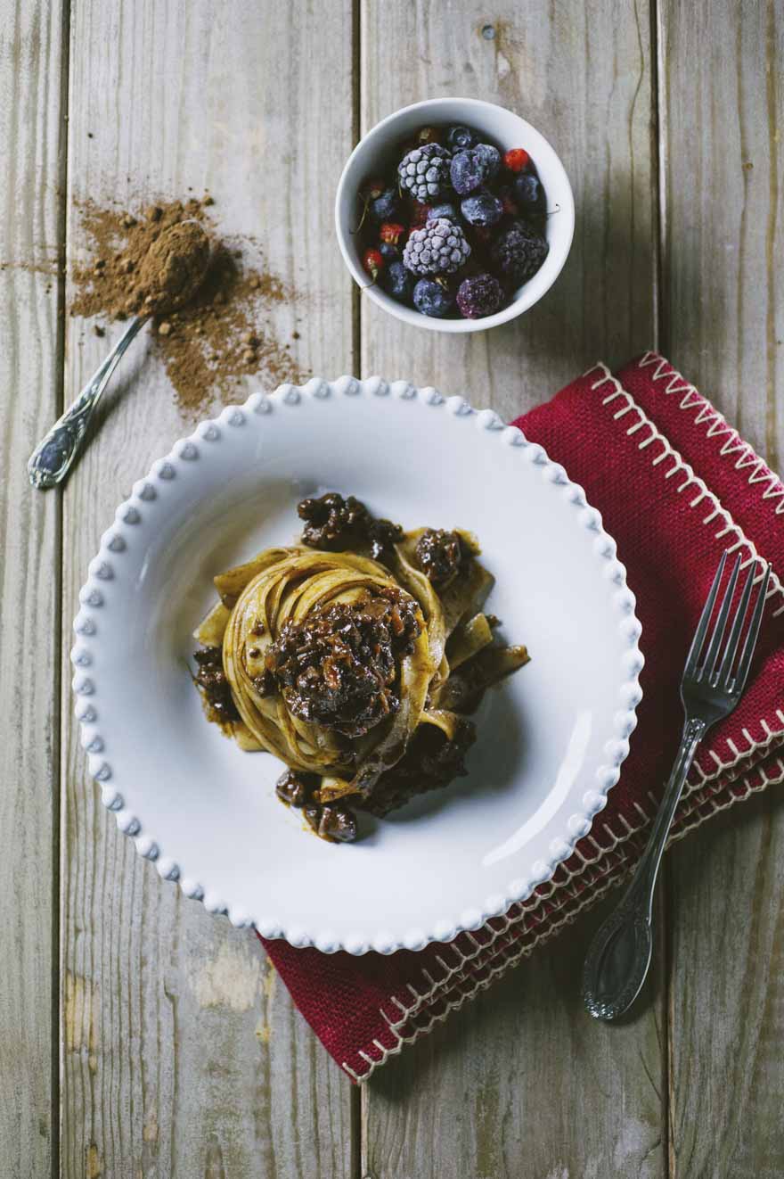 Tagliatelle al ragù di anatra, cacao e frutti rossi