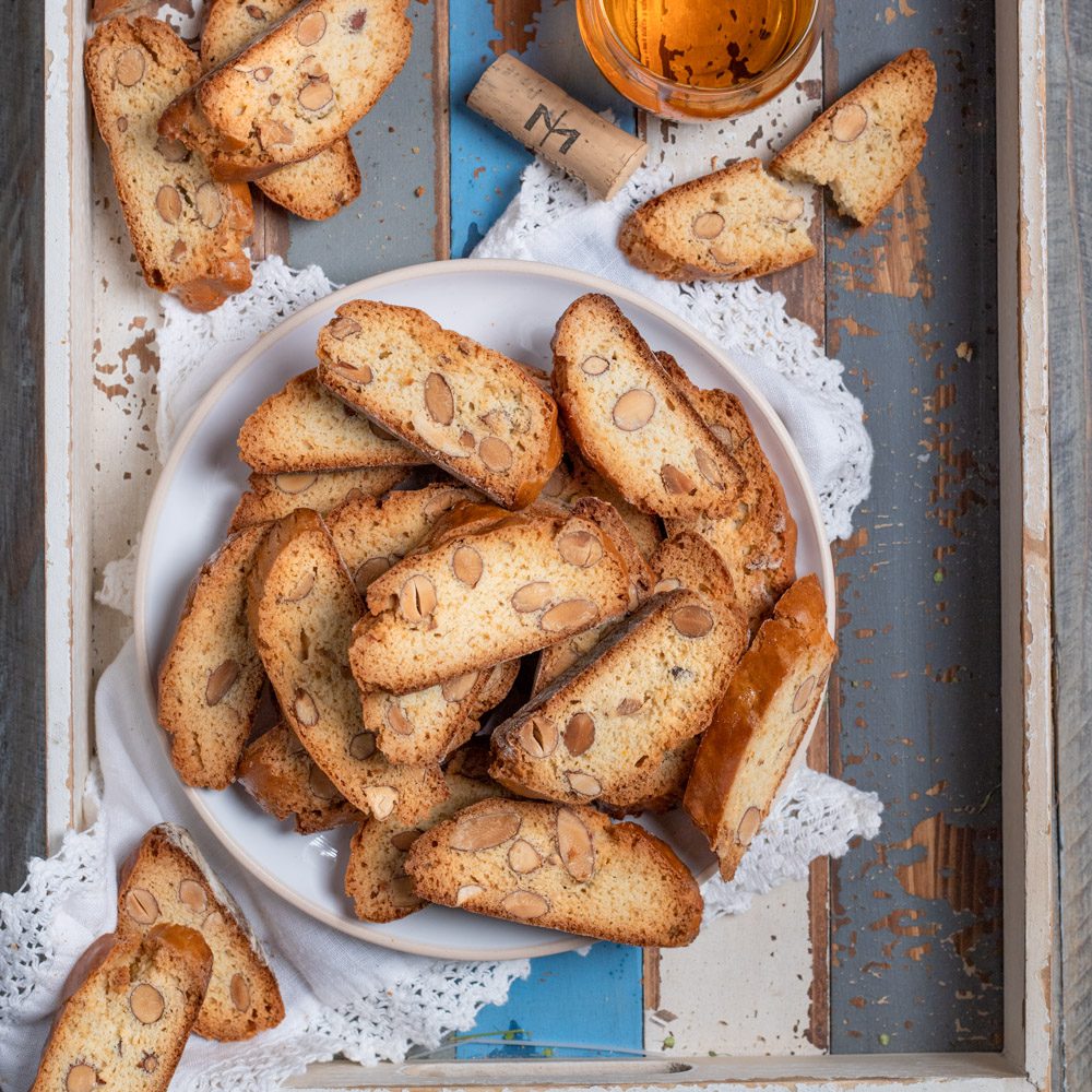 Sono biscotti alle mandorle tipici toscani, che vengono cotti due volte e si consumano tradizionalmente inzuppati nel Vin Santo, soprattutto a Natale!