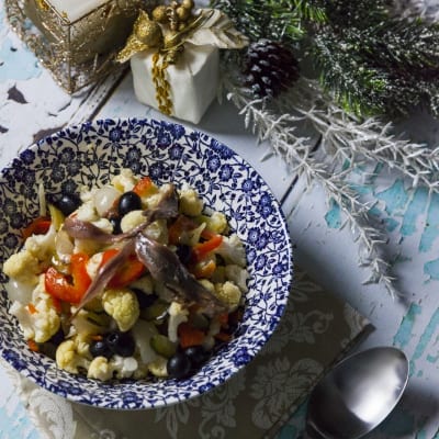 Insalata di rinforzo in ciotola pronta per l'assaggio