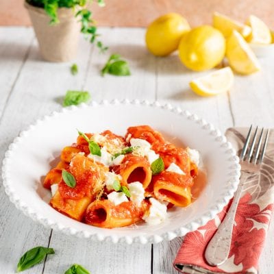 Paccheri con pomodoro e limoni e bufala