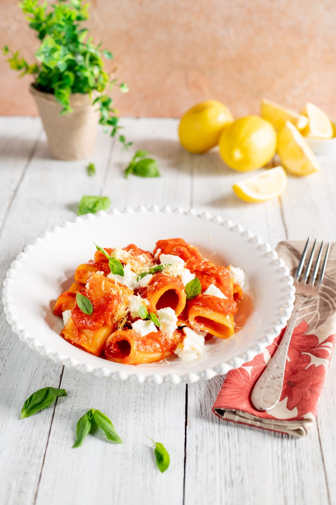 Paccheri con pomodoro e limoni e bufala