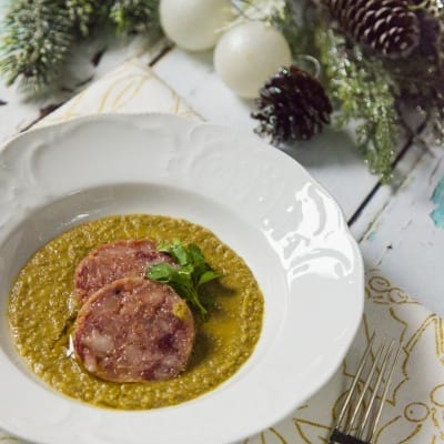 Vellutata di lenticchie con cotechino al vapore